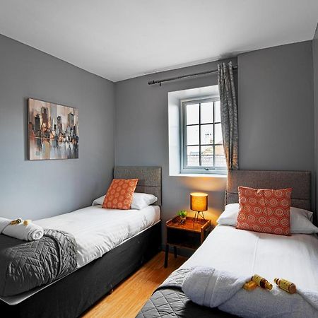 The Penthouse Gathering - Town Centre - Sleeps Up To 16 Wrexham Esterno foto
