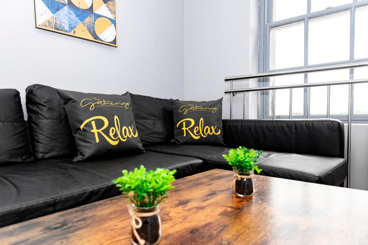 The Penthouse Gathering - Town Centre - Sleeps Up To 16 Wrexham Esterno foto