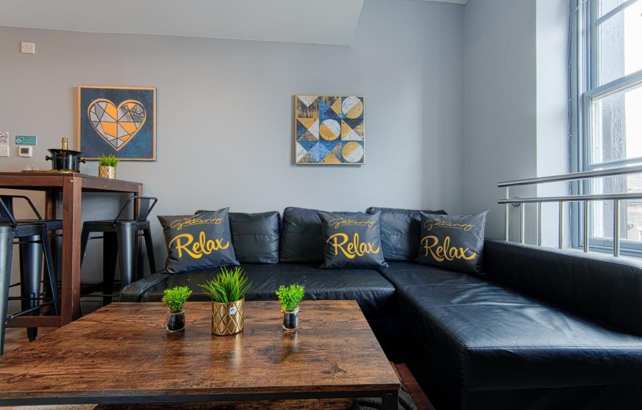 The Penthouse Gathering - Town Centre - Sleeps Up To 16 Wrexham Esterno foto