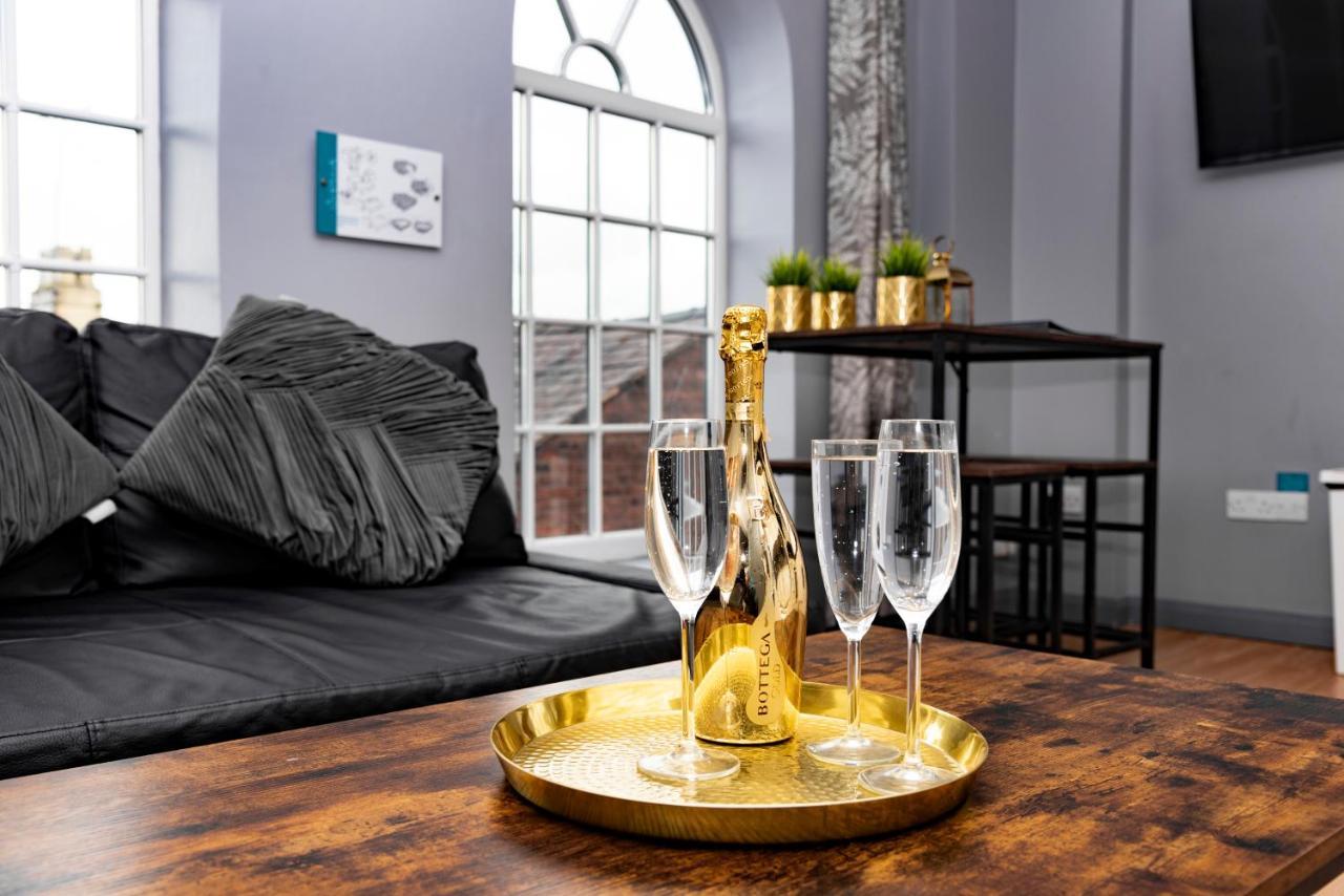 The Penthouse Gathering - Town Centre - Sleeps Up To 16 Wrexham Esterno foto
