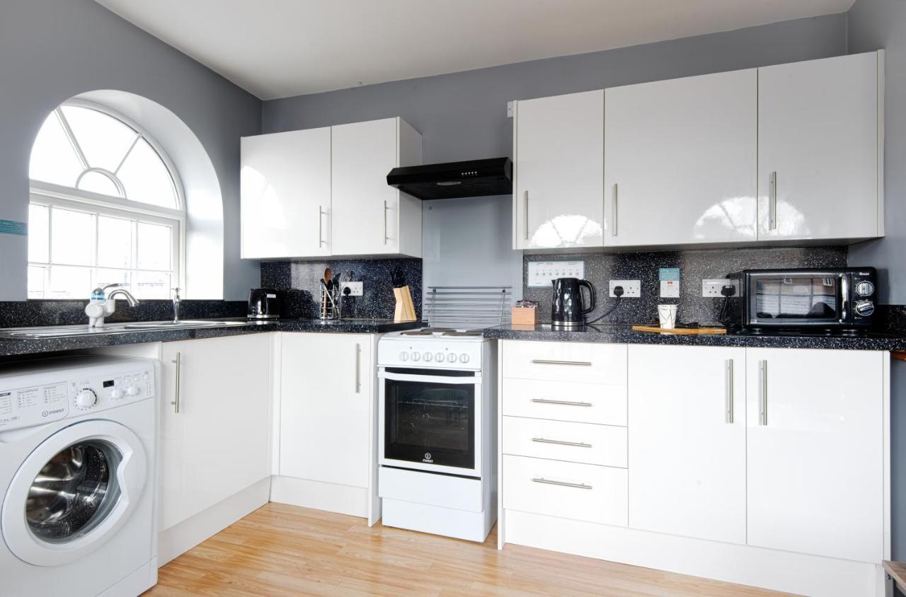 The Penthouse Gathering - Town Centre - Sleeps Up To 16 Wrexham Esterno foto